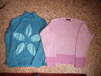 Отдается в дар два женских свитера для дачи или роспуска