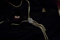 Отдается в дар кулон-подвеска на шею с голубым стеклышком-камнем-украшение