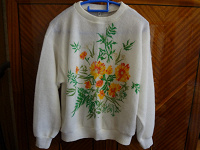 Отдается в дар белоснежный свитер с цветами