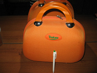 Отдается в дар Оранжевый чемоданчик — косметичка