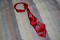 Отдается в дар Красный шелковый галстук