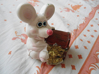 Отдается в дар статуэтка мышка с сундучком золота