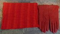 Отдается в дар Красный дар :) Кожаные перчатки + шарфик.