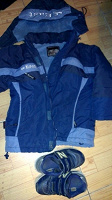 Отдается в дар Куртка синяя(на рост 110) и высокие кросссовки (19,5см. по стельке)