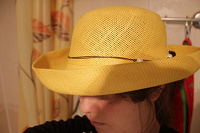 Отдается в дар Желтая плетённая шляпа.