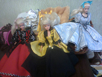 Отдается в дар 3 куклы барби и одежда для них.