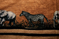 Отдается в дар Маечка песочного цвета с зебрами и слонами 42-44