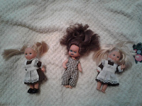 Отдается в дар Маленькие куколки -две школьницы и хулиганка