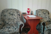 Отдается в дар Два кресла новый стол и ваза