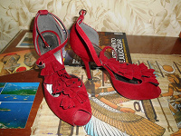 Отдается в дар Красные замшевые туфли