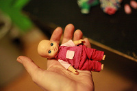 Отдается в дар куколка небольшя с одежкой