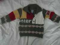 Отдается в дар свитерок где-то на 1 годик на мальчика