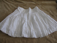 Отдается в дар белая короткая юбка 40-42