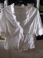 Отдается в дар белая блузка 44-46 white house black market