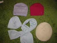 Отдается в дар шапки и шарфы женские
