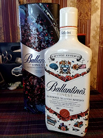 Отдается в дар Коробка от виски и новогодняя бутылка Ballantine’s