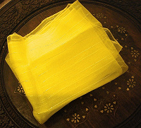 Отдается в дар Лимонный платочек с люрексом- новый.