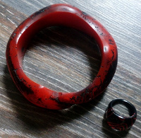 Отдается в дар Красно-черный комплект кольцо+браслет в виде змеи.