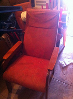 Отдается в дар два красных кресла в хорошем состоянии