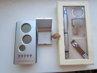 Отдается в дар сувенирно-полезное: часы, мини-пепельница и набор для джэнтльмэна))