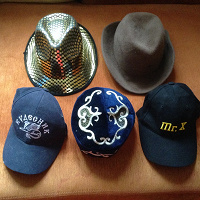 Отдается в дар Шапочный разбор — шапки, бейсболки, тюбетейка.