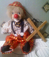 Отдается в дар Игрушка клоун-марионетка с фарфоровой головой.