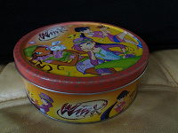 Отдается в дар жестяная коробка Winx