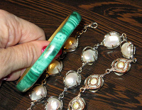 Отдается в дар Бижутерия: 2 браслета и ожерелье