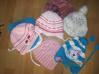 Отдается в дар Детские шапочки, осенние и зимние на 3-4 годика, для девочки. И одна лёгкая шапочка новая с биркой.