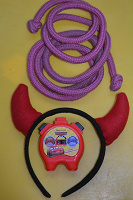 Отдается в дар Скакалка гимнастическая, рожки- ободок и секундомер игрушечный.