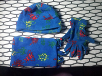 Отдается в дар Комплект (шапочка, шарф, перчатки) на ребенка от 4 лет