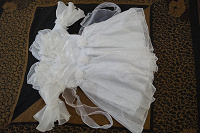 Отдается в дар Платье белое, с блёстками и розочками.