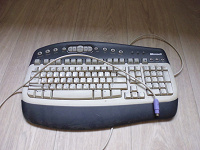 Отдается в дар старая компьютерная клавиатура