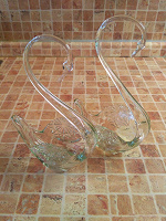 Отдается в дар 2 стеклянные вазочки «Лебеди»