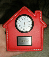 Отдается в дар Часы сувенирные, настольные, кварцевые, рабочие, с логотипом компании Миэль.