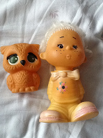 Отдается в дар Сова и кукла резиновые игрушки