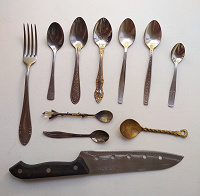 Отдается в дар Кухонные приборы — вилка, нож, маленькие ложечки