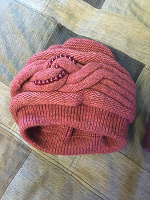 Отдается в дар женские зимние шапки новые
