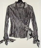 Отдается в дар Приталенная блуза рубашечного кроя с креативным декором