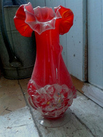 Отдается в дар ярко -красная ваза