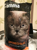 Отдается в дар Древесный наполнитель + 2 пакетика еды для котёнка