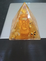 Отдается в дар Подставка для ручек — пирамида с Буддой и золотым дождём