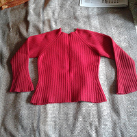 Отдается в дар дарю свитер для девочки красный шерстяной рост 125-130 см