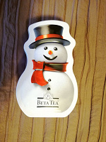 Отдается в дар Шкатулка -металлическая коробочка от чая в форме снеговика.