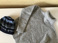 Отдается в дар Теплое для мальчика, свитер и шапка