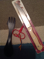 Отдается в дар Для кухни: новый непользованный нож, какая-то ложка- вилка, штопор из пластика
