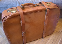 Отдается в дар Старый кожаный чемоданчик