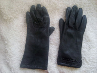 Отдается в дар 2 кожаные перчатки, но не пара ((