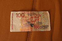 Отдается в дар 100 суринамских долларов