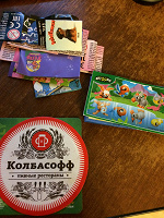 Отдается в дар Пачка вкладышей киндер и 2 подставки под пиво